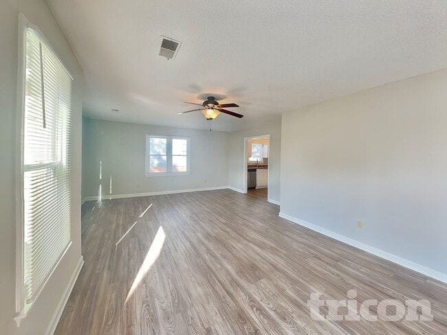 Photo - 812 N Royal Tower Dr