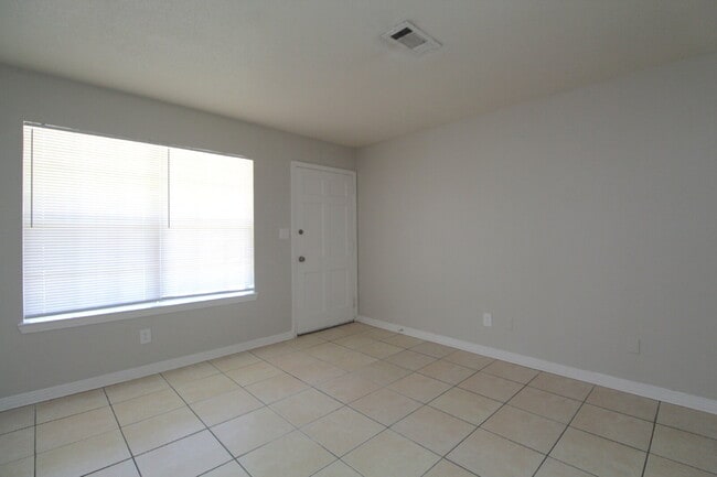 North Pensacola Duplex Near UWF & I-10 – Ready for Immediate Move-In