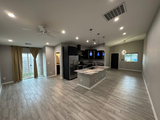 Photo - 1558 W 5th St Unidad 1