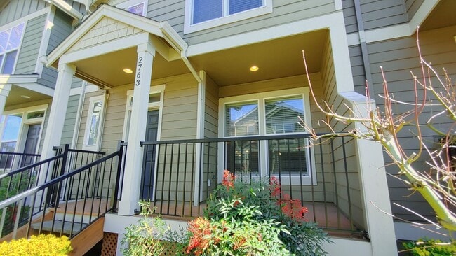Building Photo - This Great 2 Bedroom 2.5 Bath plus bonus r...