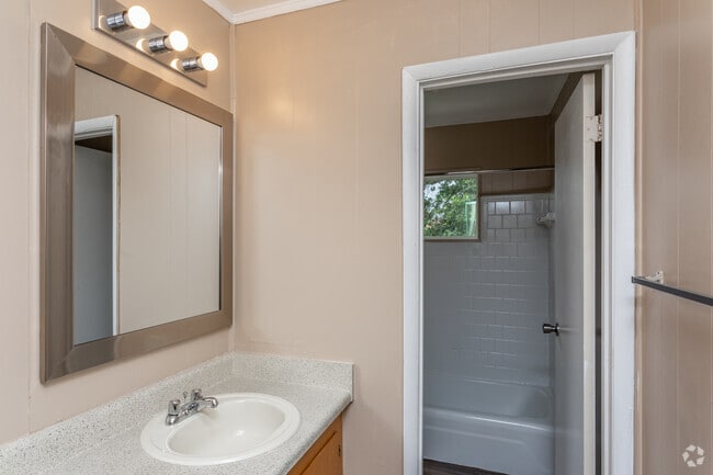 1BR, 1BA - 800 SF