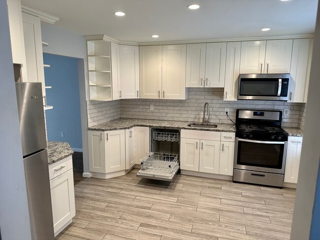 Building Photo - 804 hidden village dr