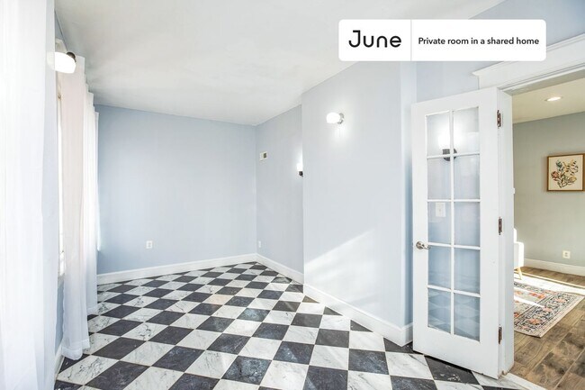 Room in Shared 7 bed/6 bath home in Dupont Park