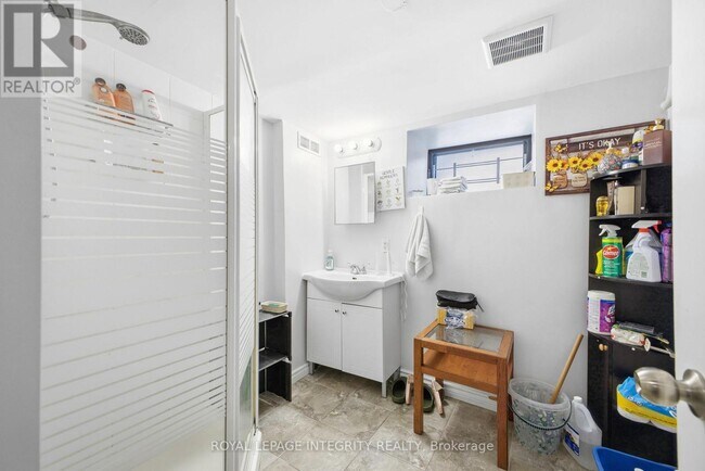 Photo - 172 Cobourg St Unit B