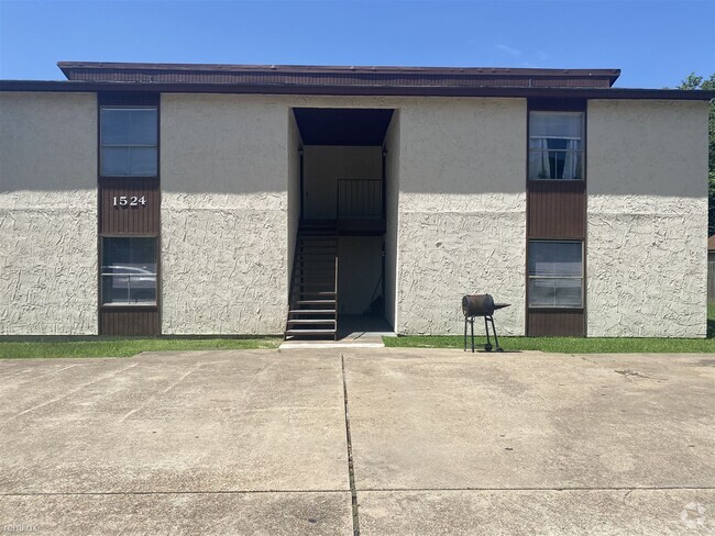 Building Photo - 2 br, 1 bath 4plex - 1524 Pine Ridge Dr Apt B