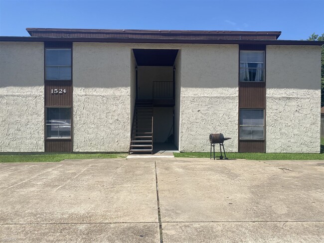 2 br, 1 bath 4plex - 1524 Pine Ridge Dr Apt B - 2 br, 1 bath 4plex - 1524 Pine Ridge Dr Apt B