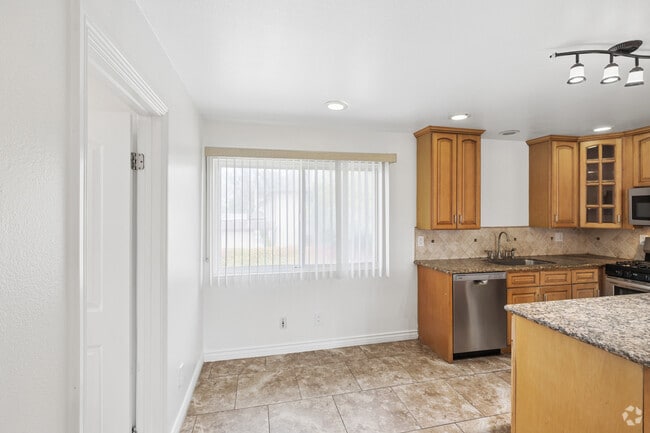 2BR, 2BA - 934SF - Dining Room