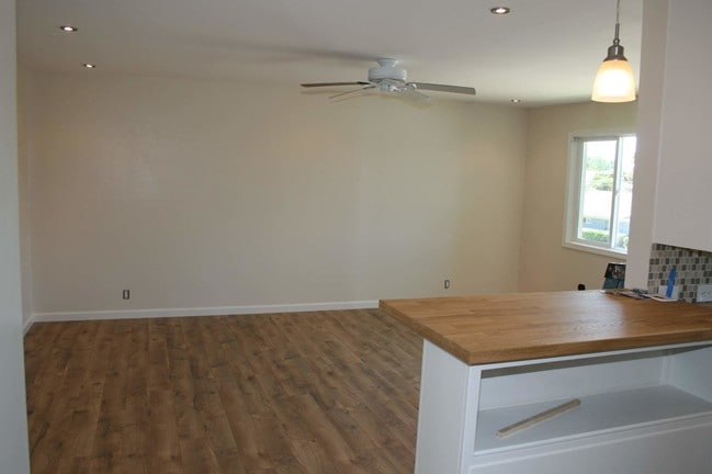 Photo - 400 N Acacia Ave Unidad B22