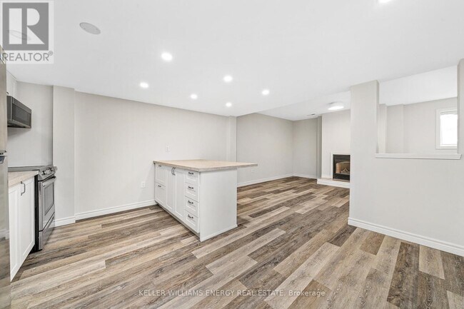 Photo - 106 Wellington Main St