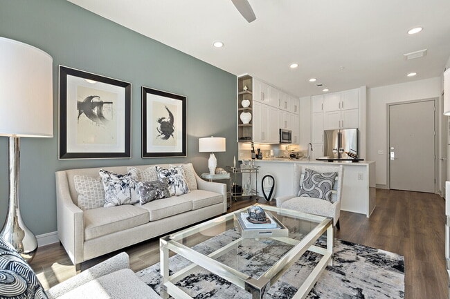 1BD, 1BA - 695SF - Living Room