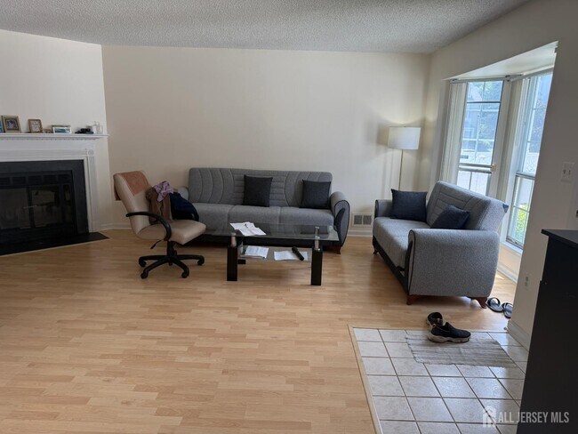Photo - 207 Darwin Ln