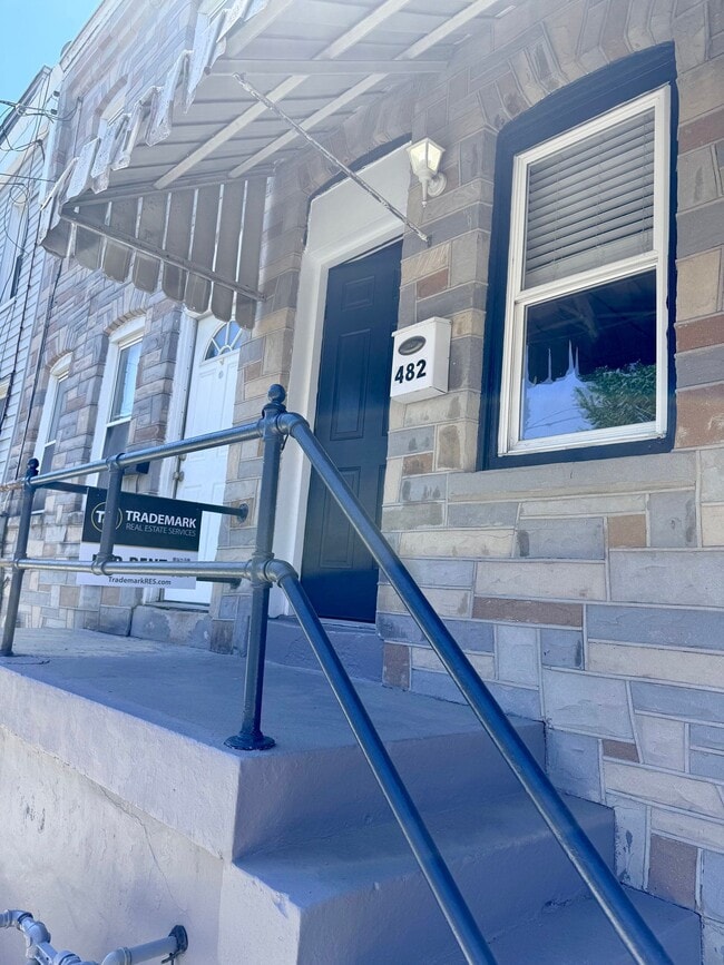 Building Photo - 482 New Dorwart St