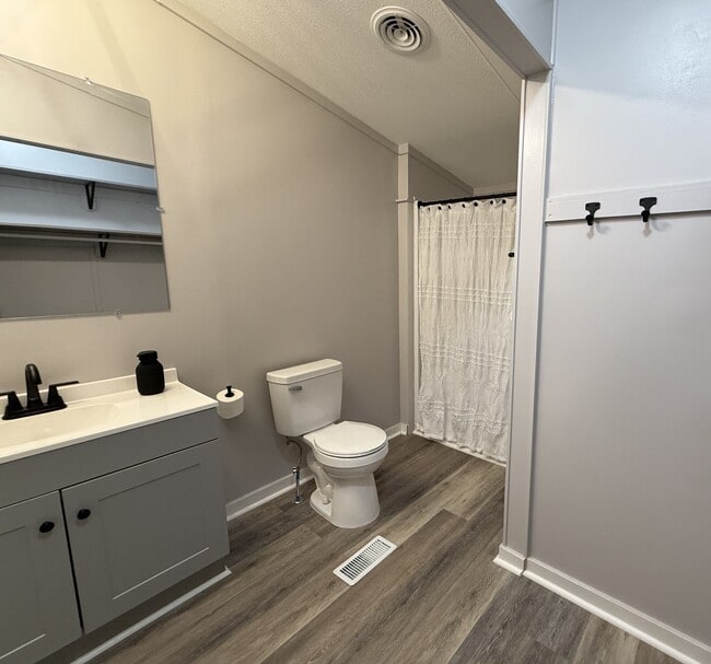 Building Photo - 769 Knox St