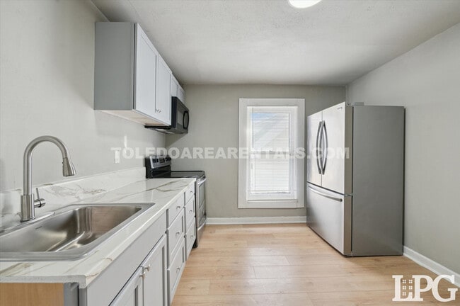 871 1/2 Oak St - 871 1/2 Oak St Condo