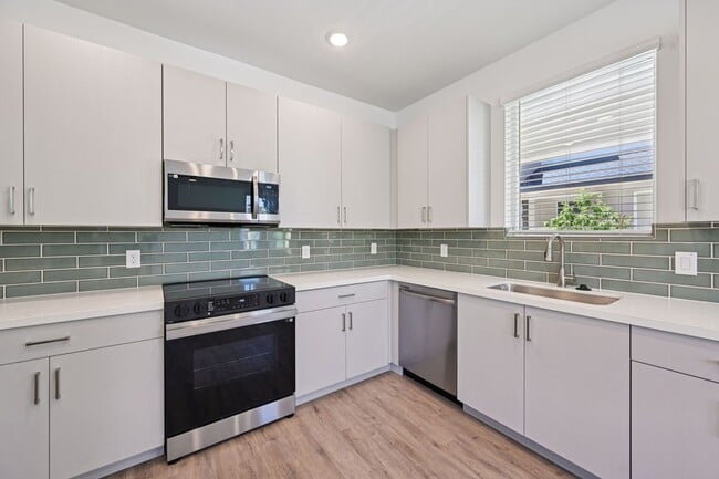 Photo - 2125 E Voltaire Ave