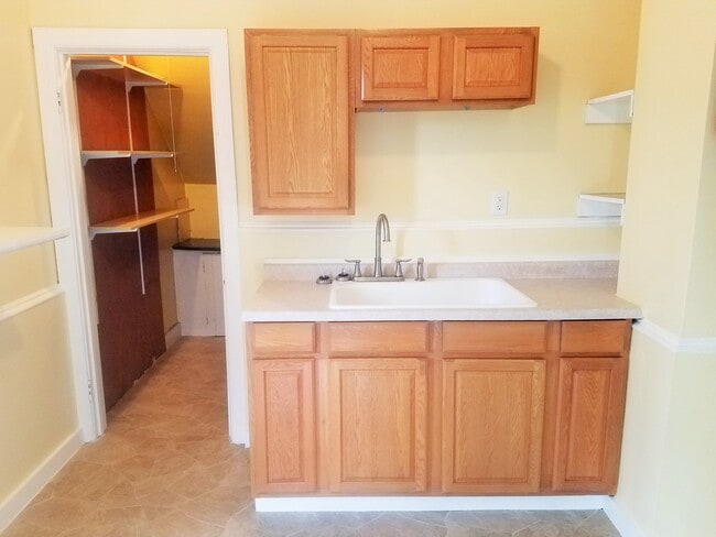 Cute Kitchen with Walk-in Pantry - 2106 Folger Ct Unidad 2106