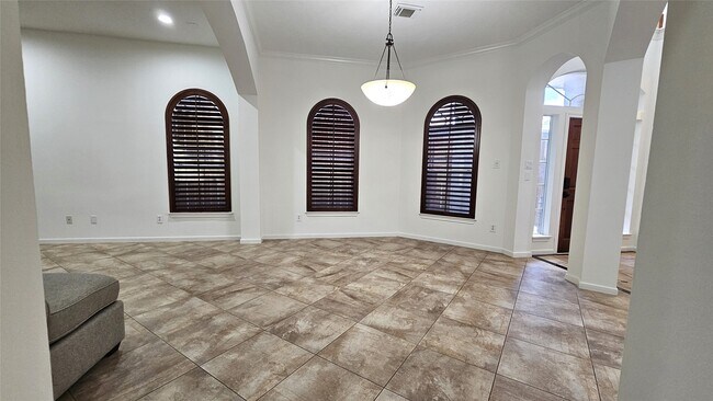 Photo - 305 Reinicke St