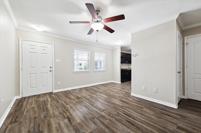 Photo - 427 W 16th St