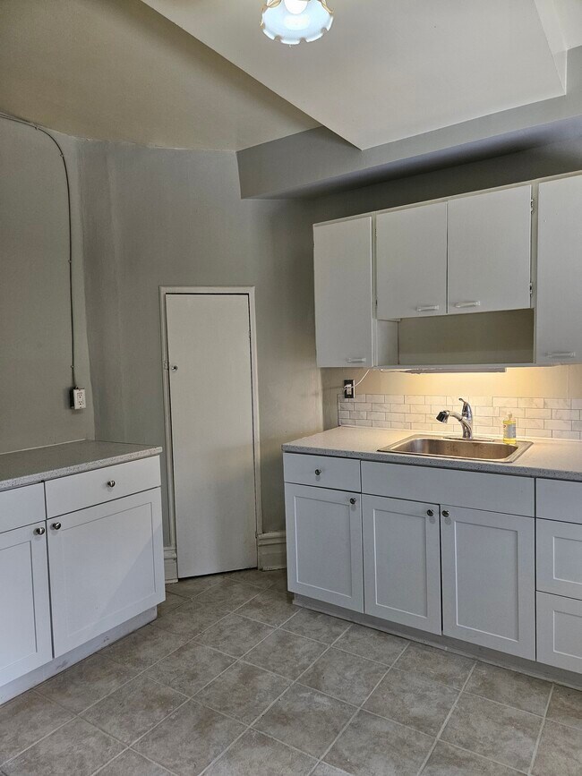 Kitchen - 15 Courtland Av W Unit Upper