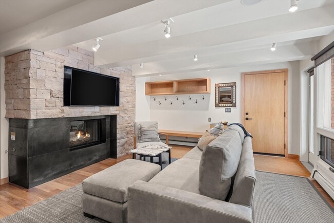 Photo - 124 W Hyman Ave