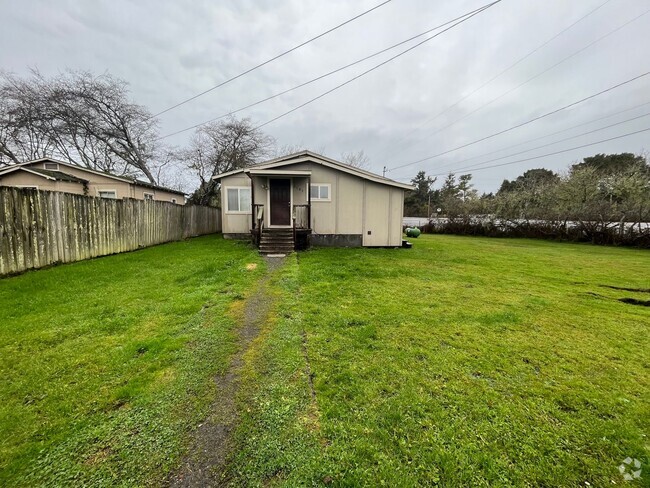 Building Photo - Very Cozy 3 Bedroom 1 Bath Beach House!