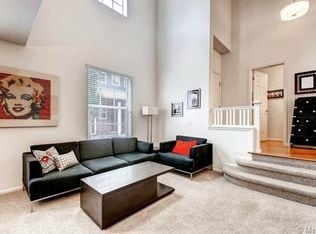 Sala de estar - 8903 East 24th Place