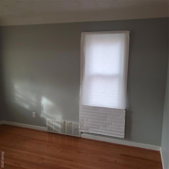 Photo - 19362 Sunderland Rd