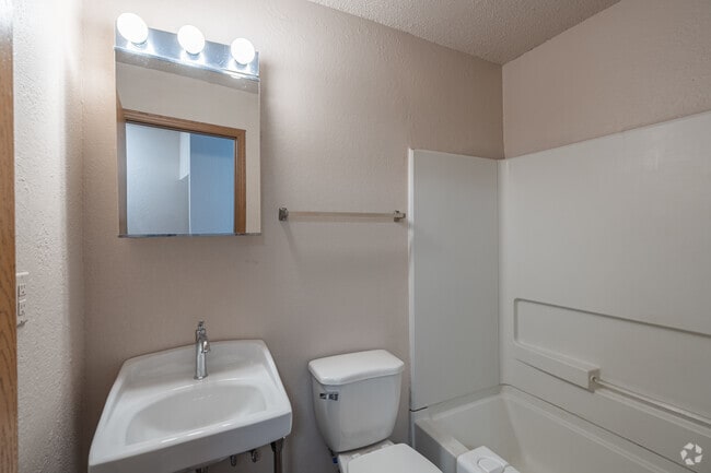 4BR, 2BA - 1,200SF - Primary Bathroom