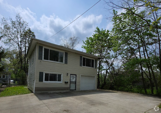 Building Photo - Single Family Home 3 beds 1 bath Available...