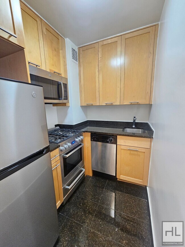 Modern Studio Near the UN – Murray Hill, 7th Floor