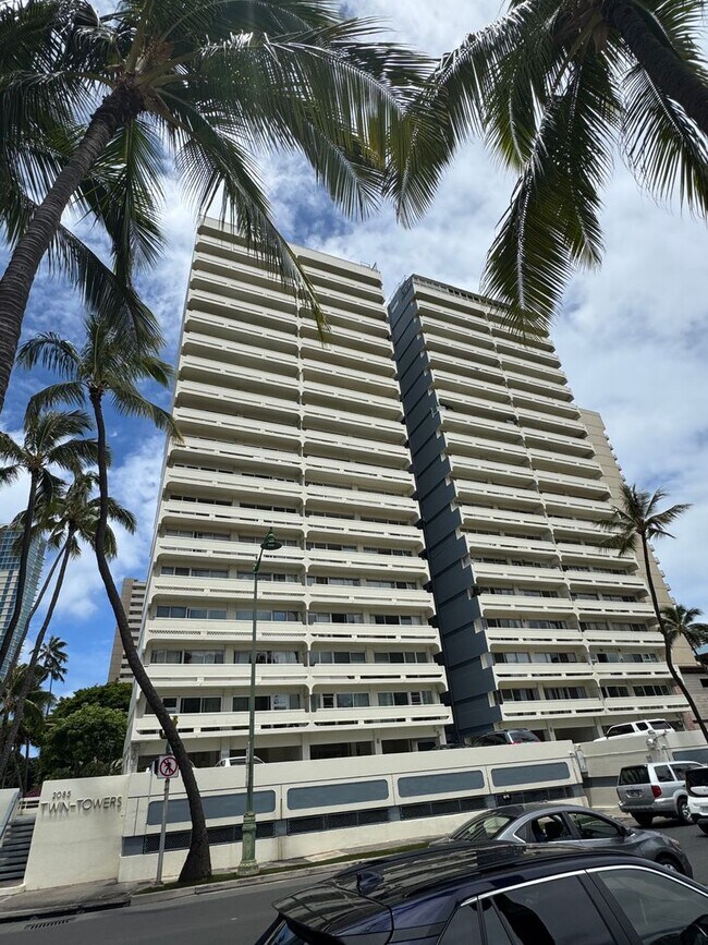 Building Photo - 2 Bed/1.5 Bath/1 Parking at Twin Towers in... Unit B94 Rental