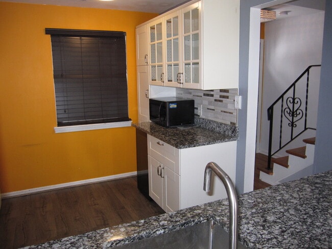 Photo - 2008 Windsor Dr