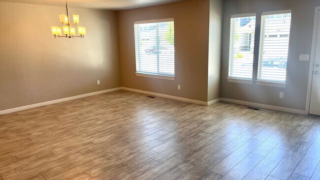 Photo - 4 Bedroom/3 Bathroom Townhome in Riverton!