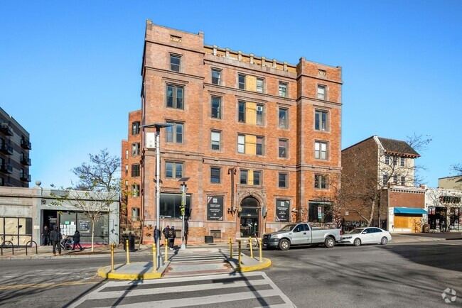 Building Photo - Spacious Top Floor 2 bed 2 bath in the hea... Unit 511 Rental