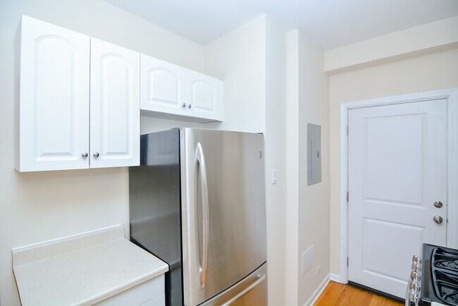 Photo - 906 W Addison St Unit 3