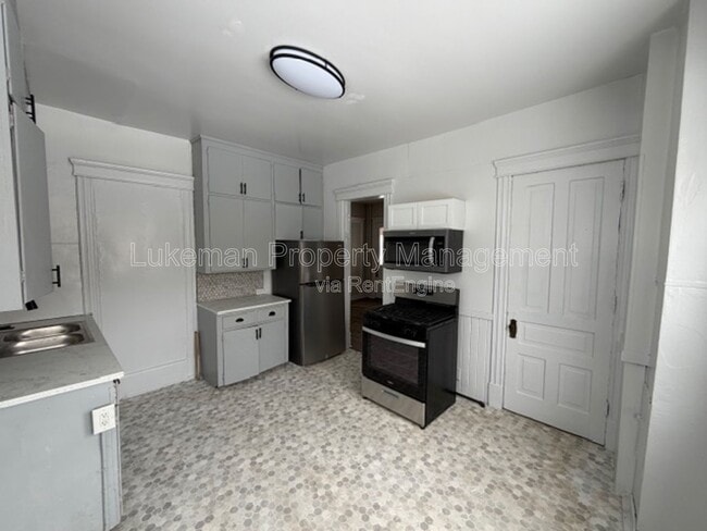 Building Photo - 515 Village St Unit 3