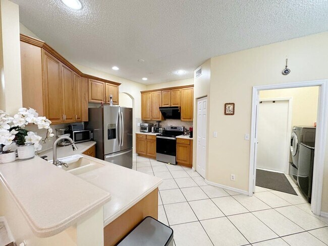 Photo - 5152 Woodfield Way