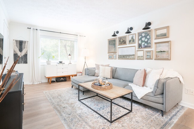 Photo - 100 Biscayne Dr NW