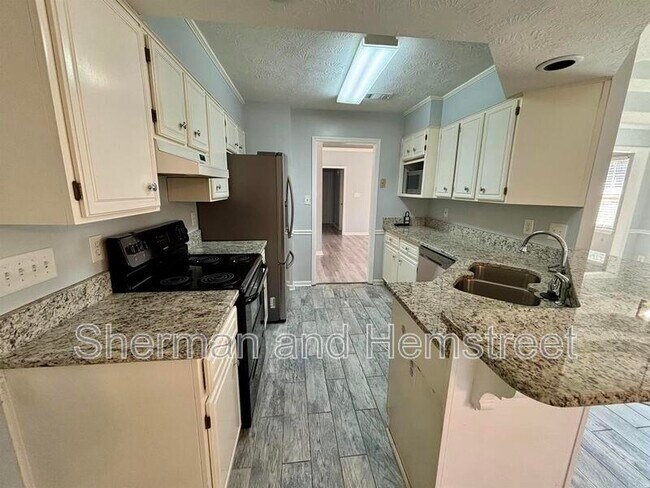 Photo - 666 Wellington Dr