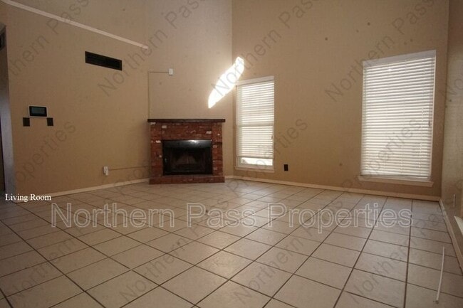 Photo - 637 Woodcrest Ln