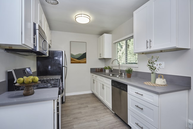 7511 Lexington Kitchen.jpg