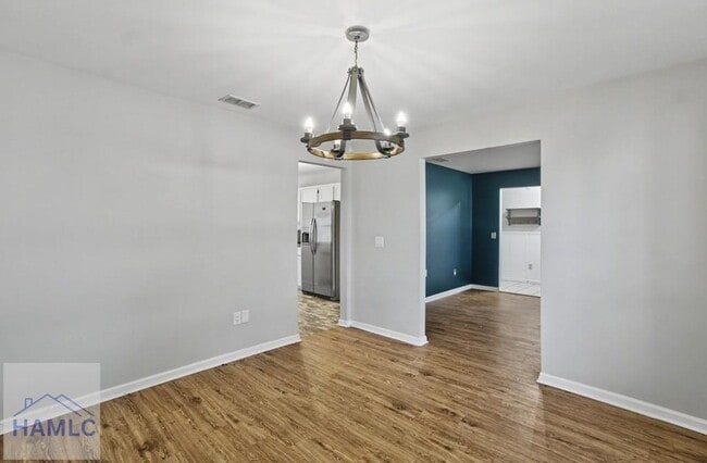 Photo - 404 Clairemore Ct