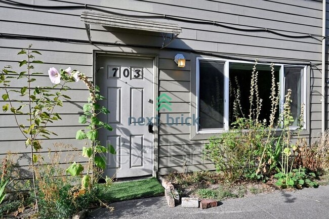 Building Photo - 701 S Kenyon St Rental