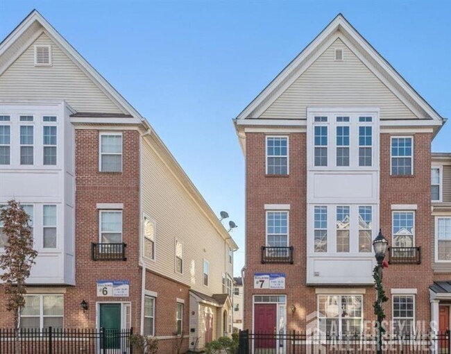 Building Photo - 24 Roosevelt Ave Unit B