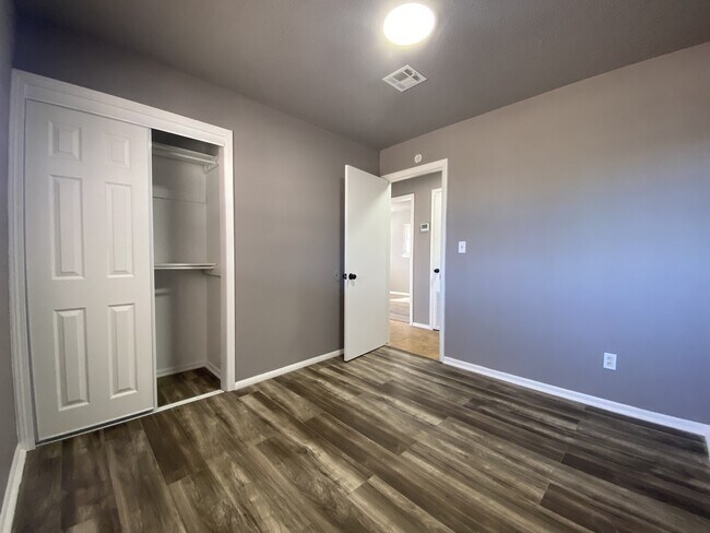 Photo - 713 N Dallas Ave