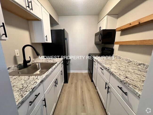 Building Photo - Stunning 1 Bedroom Apartment w/ Covered Pa... Unit y Villa Apts - 971