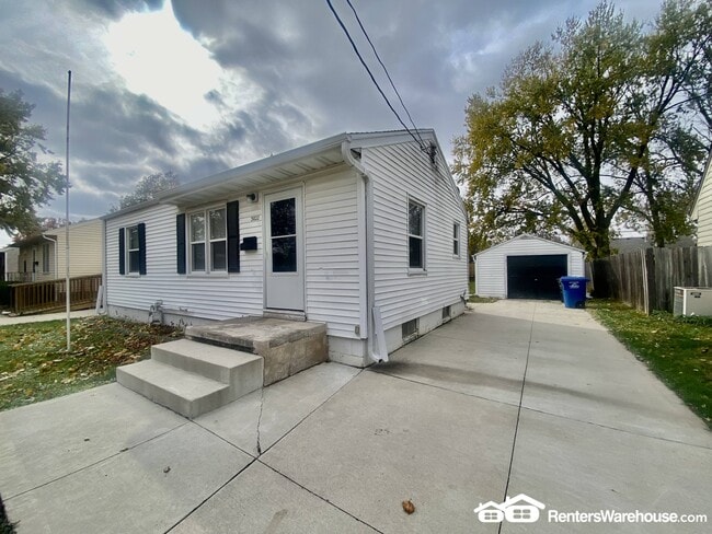 Photo - 3822 52nd St