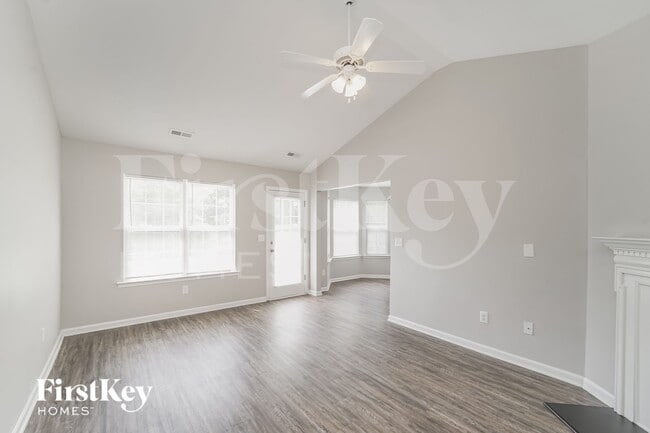 Photo - 916 Lakehill Rd