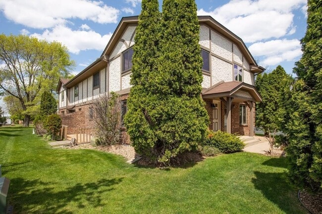 Building Photo - 1411 10th Ave E