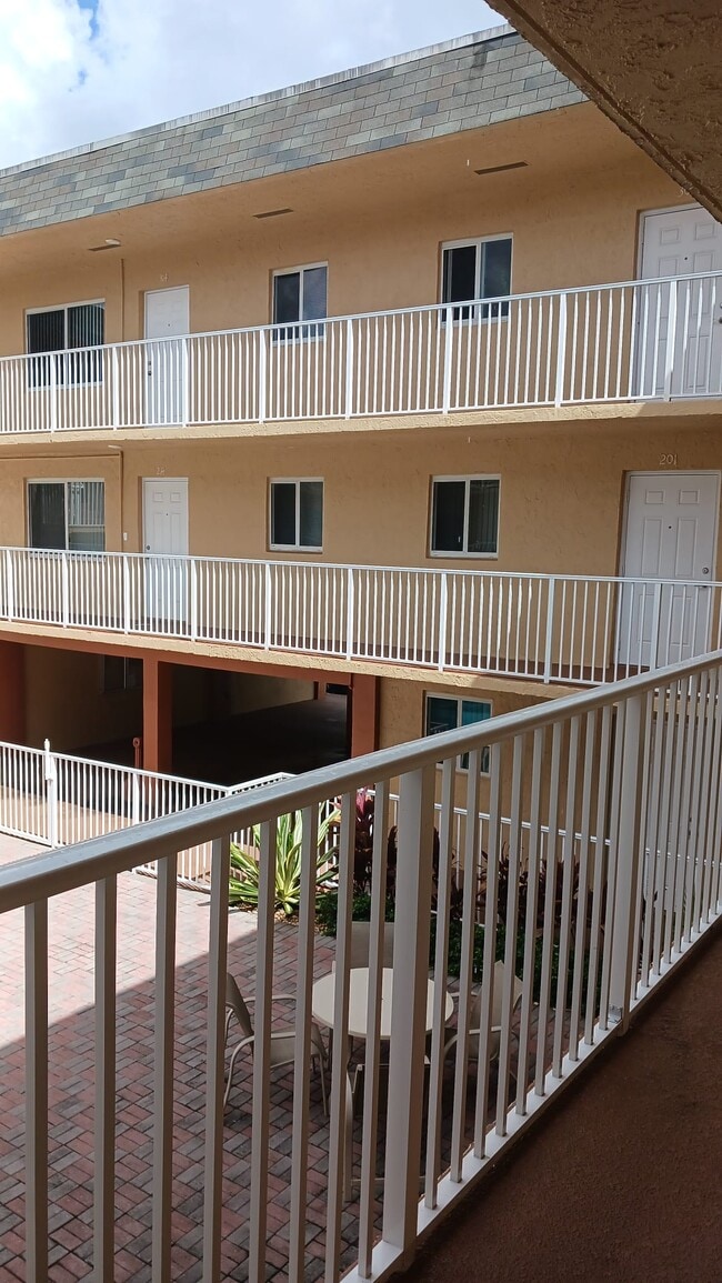 7910 Taft St Unit 203